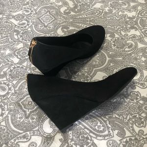 ⬇️ Black wedges with zipper design on back